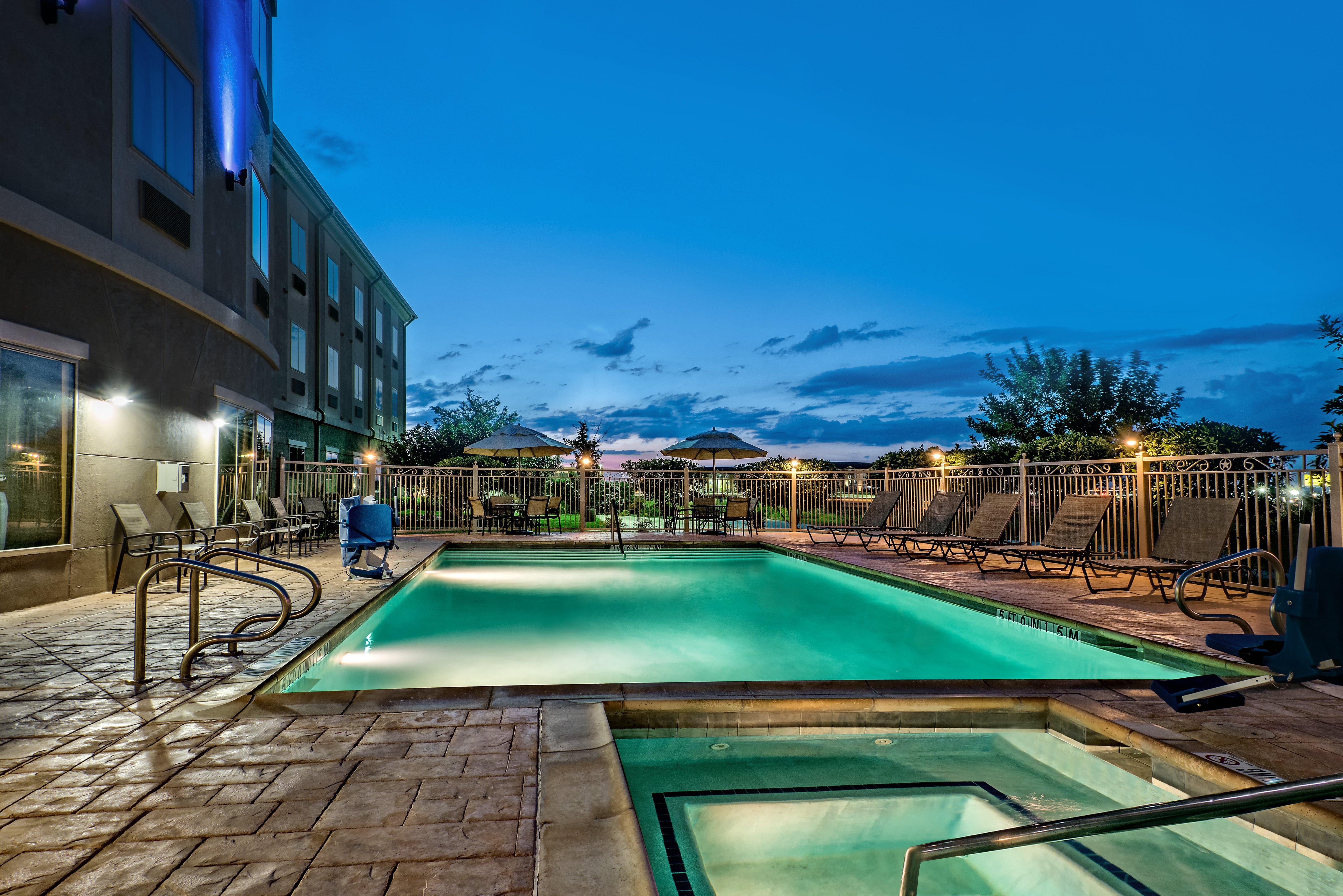 Holiday Inn Express & Suites Cotulla, An Ihg Hotel Exterior photo